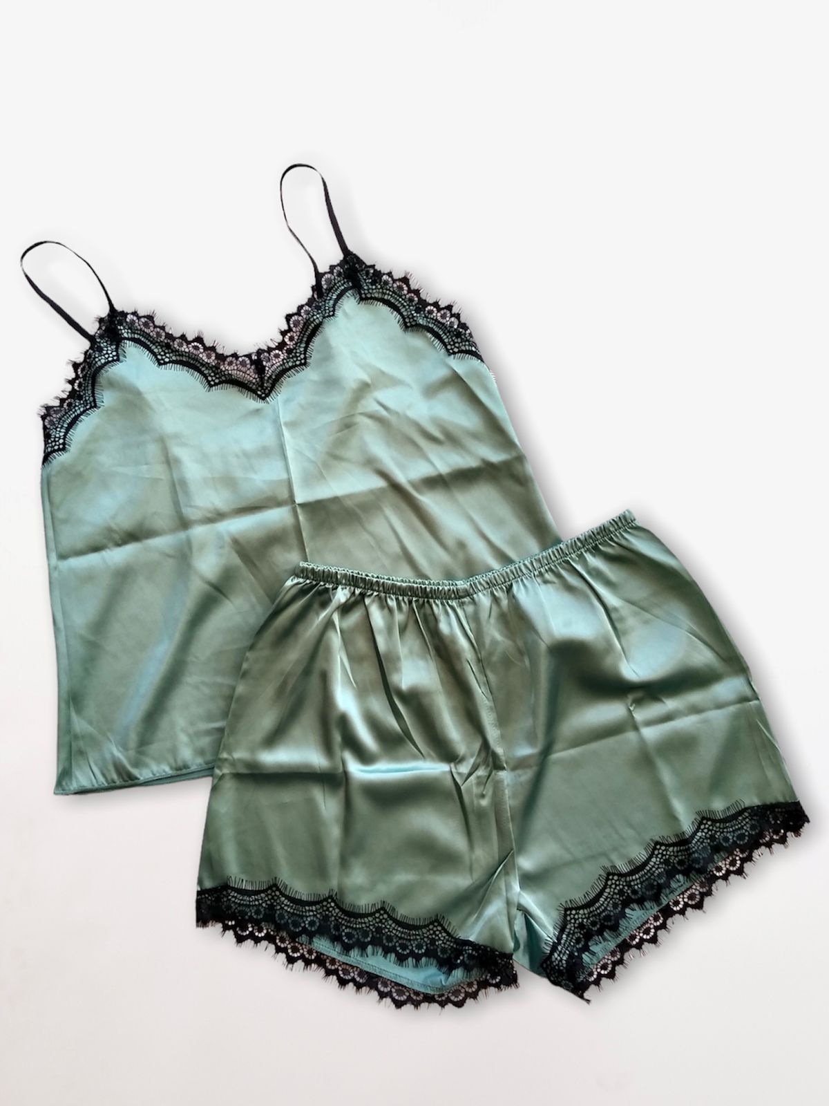 Pijama de satín con encaje