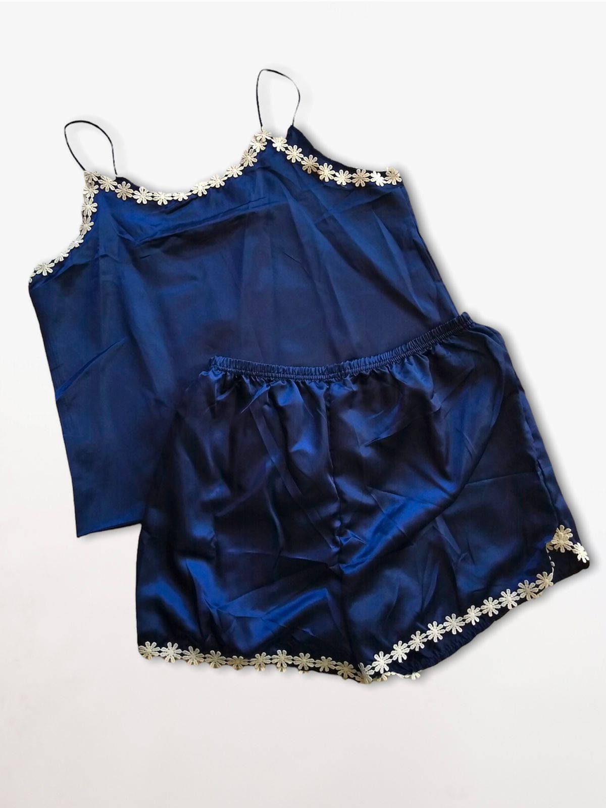 Pijama de satín con flores