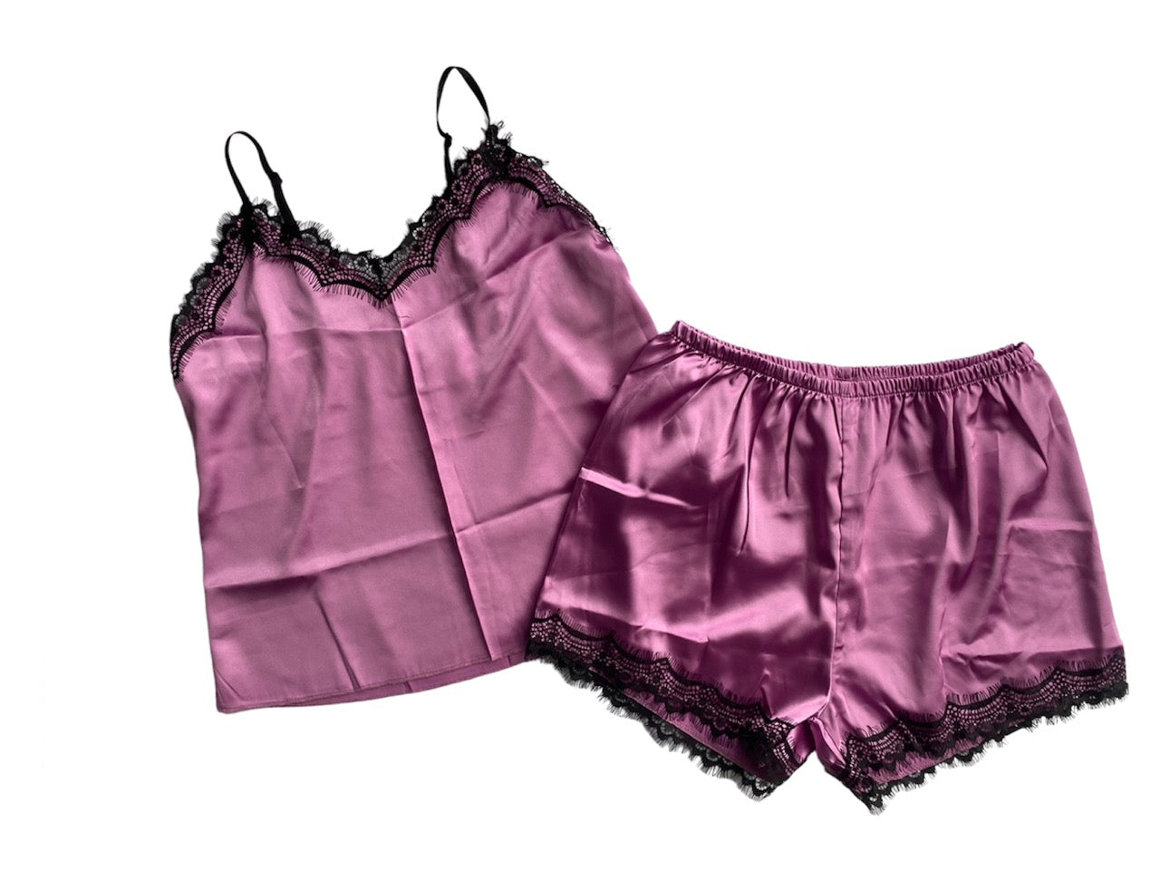 Pijama de satín con encaje