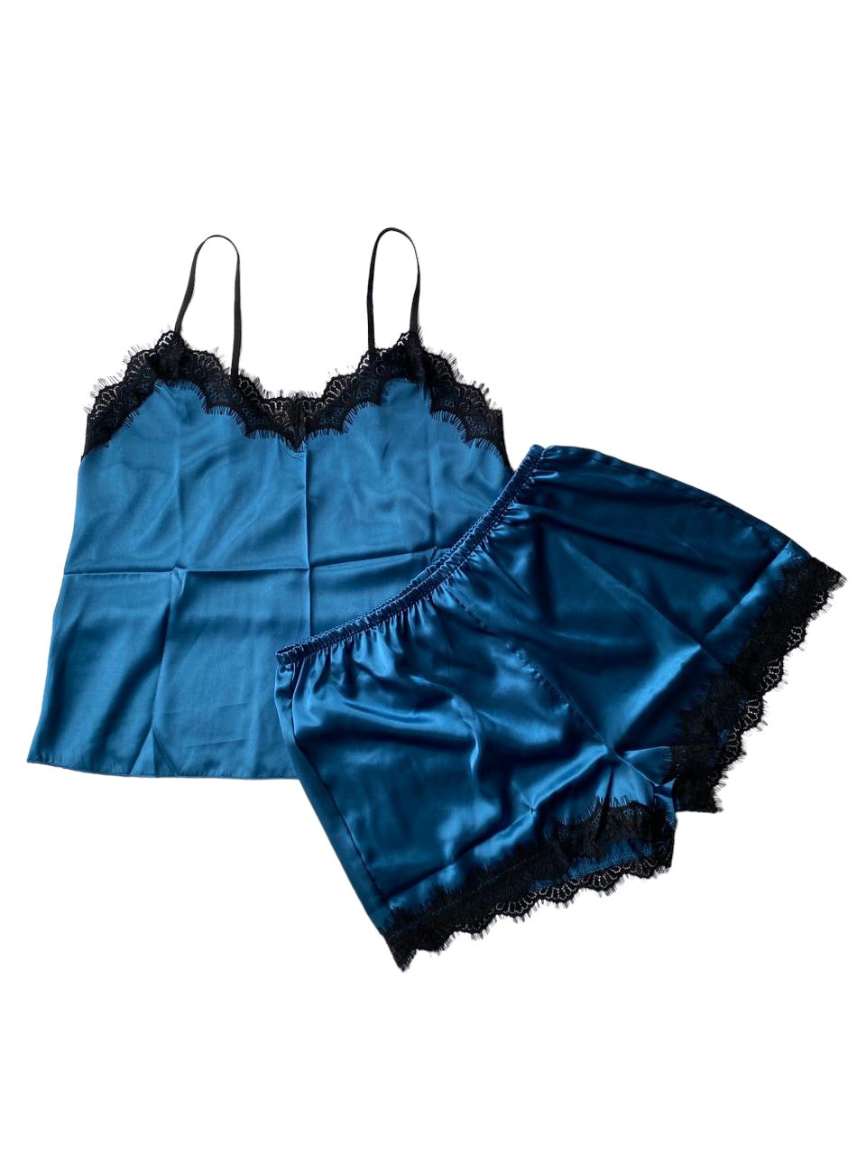 Pijama de satín con encaje