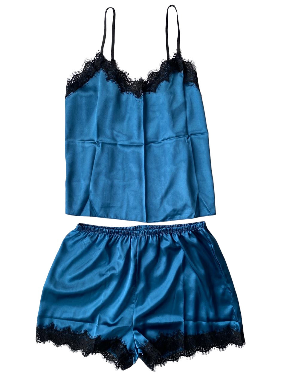 Pijama de satín con encaje