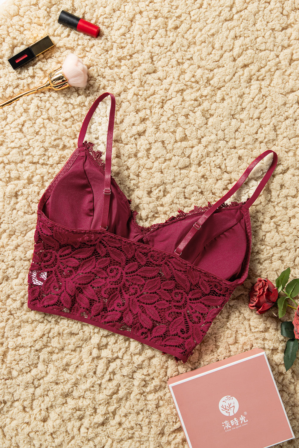 Bralette con diseño bordado y de encaje