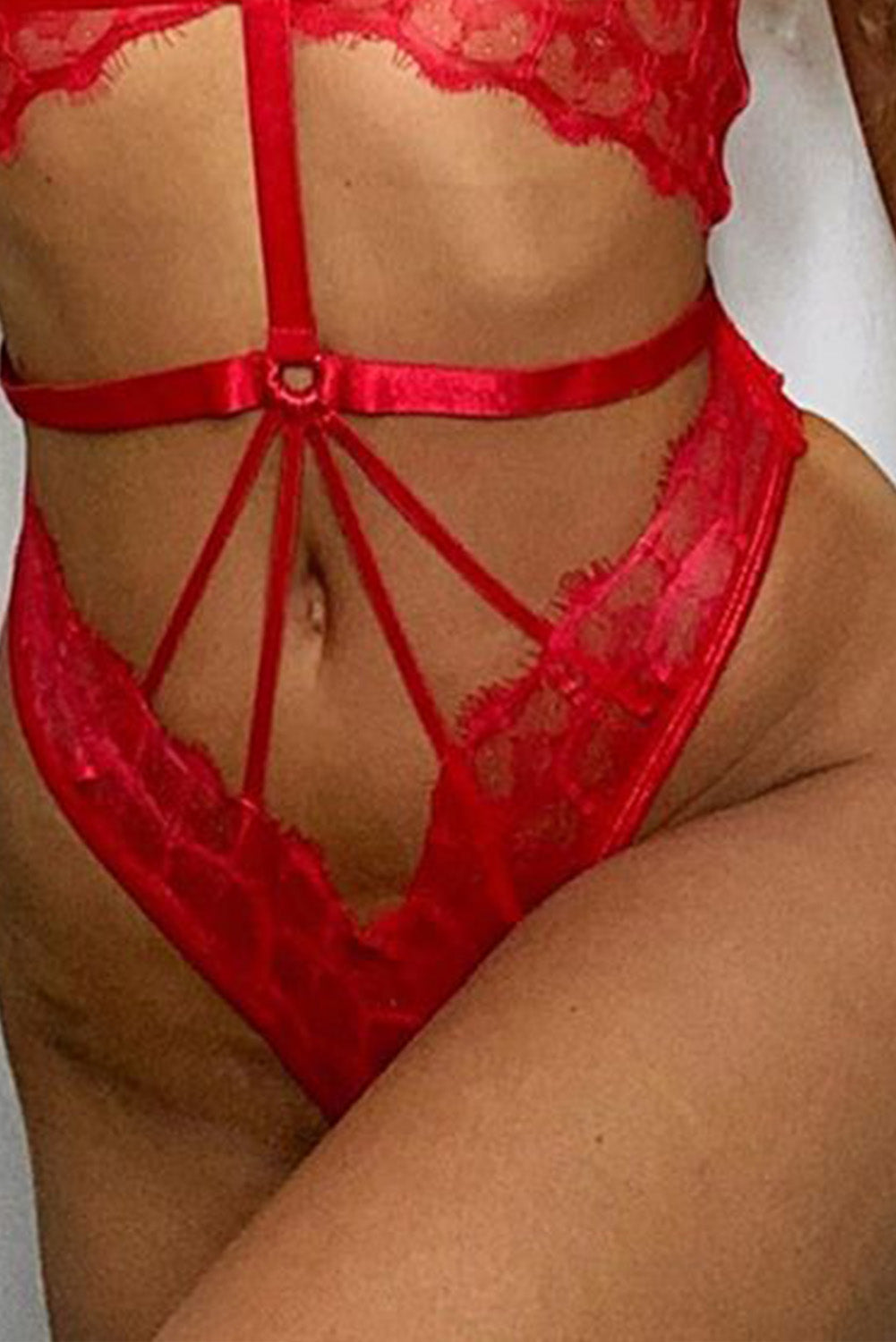Body  de encaje y tiras que se unen en el abdomen