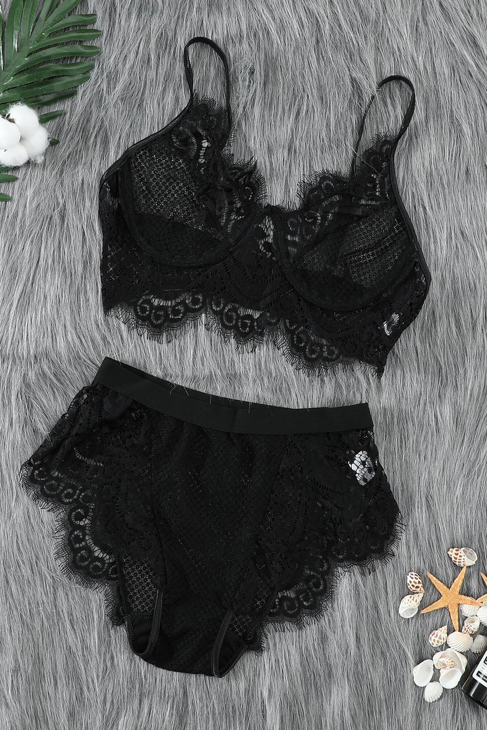 Coordinado de encaje con peto largo y pantie tiro alto