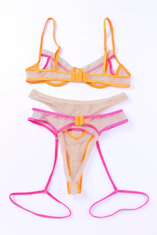 Coordinado con liguero y dos panties