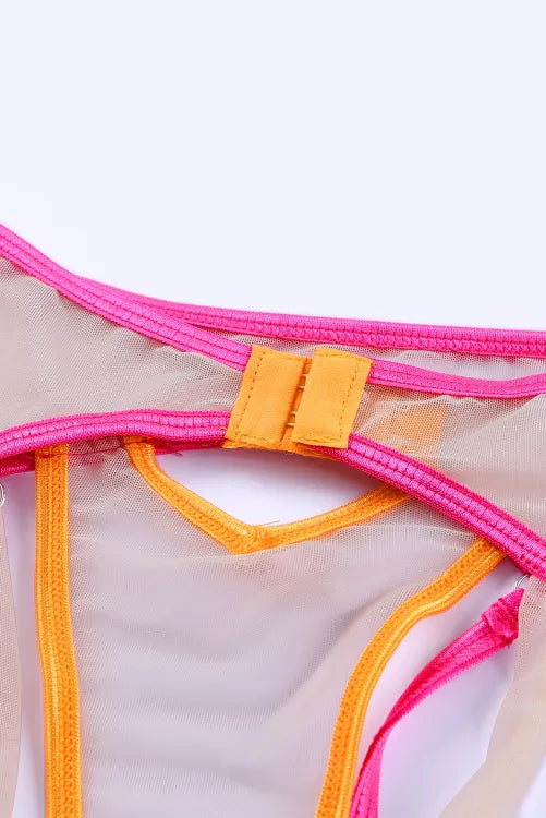 Coordinado con liguero y dos panties
