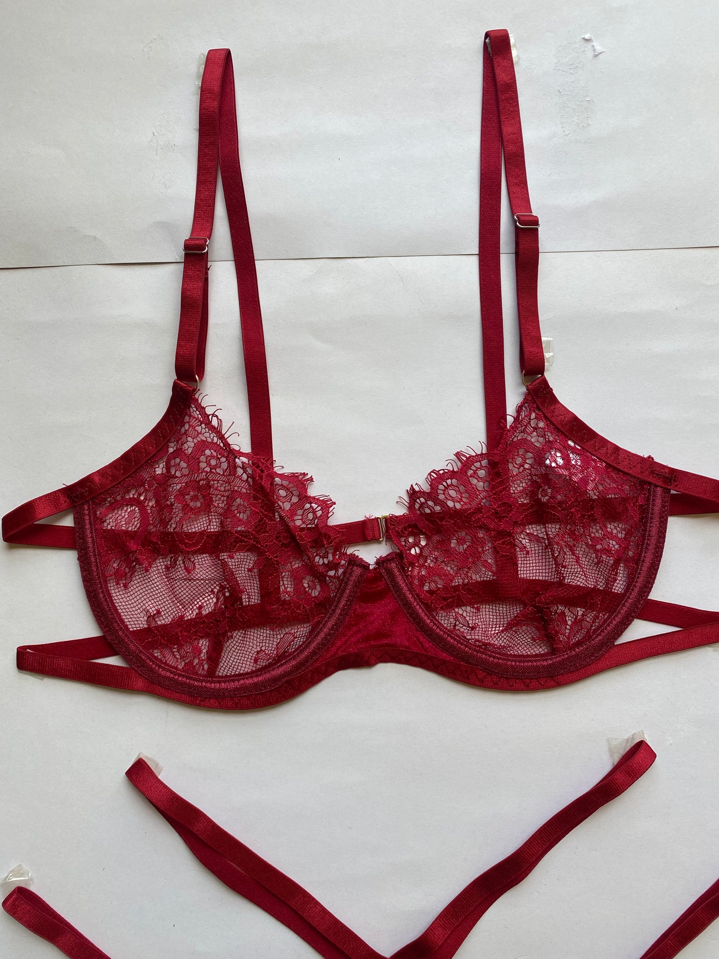 Coordinado de encaje con varilla y detalle de terciopelo