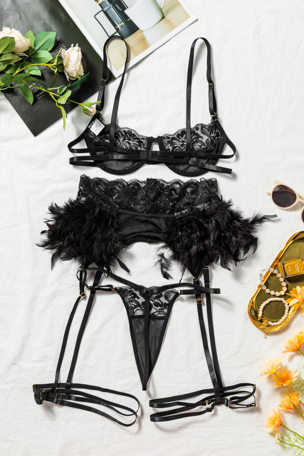 Coordinado con liguero y plumas
