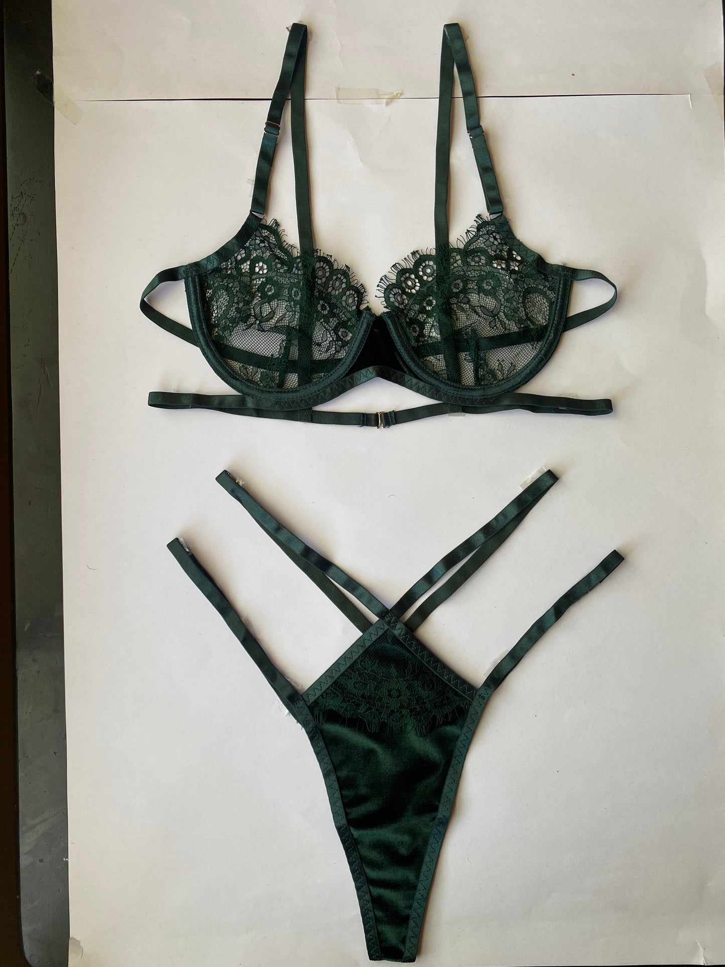 Coordinado de encaje con varilla y detalle de terciopelo