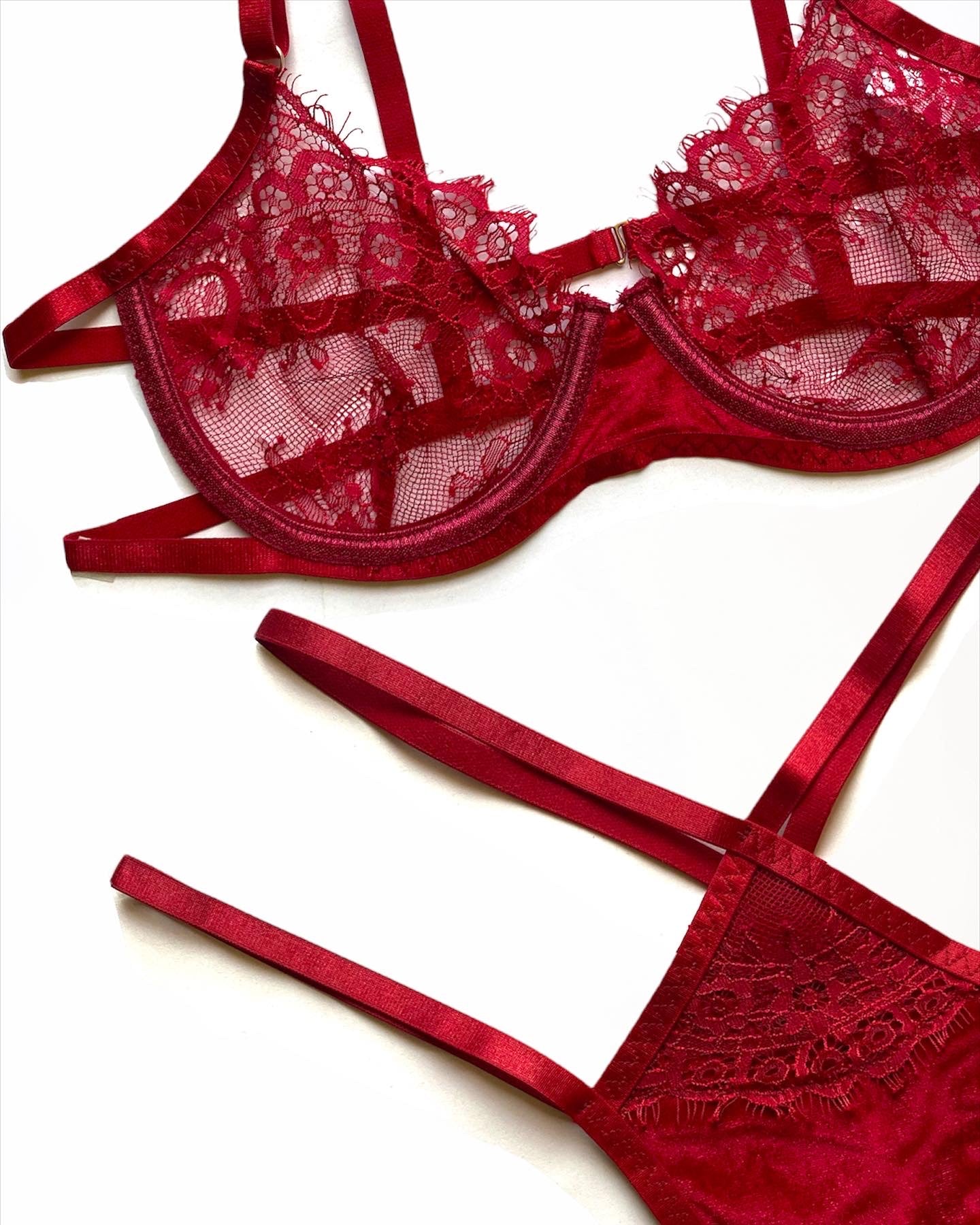 Coordinado de encaje con varilla y detalle de terciopelo