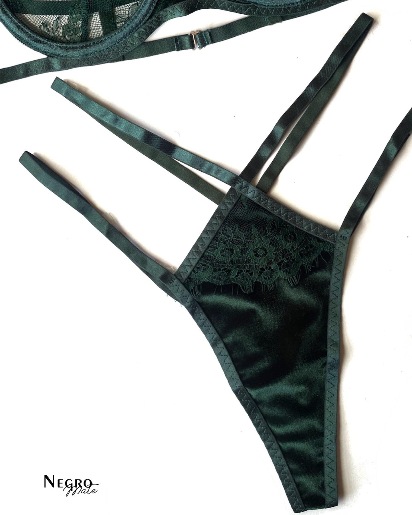 Coordinado de encaje con varilla y detalle de terciopelo