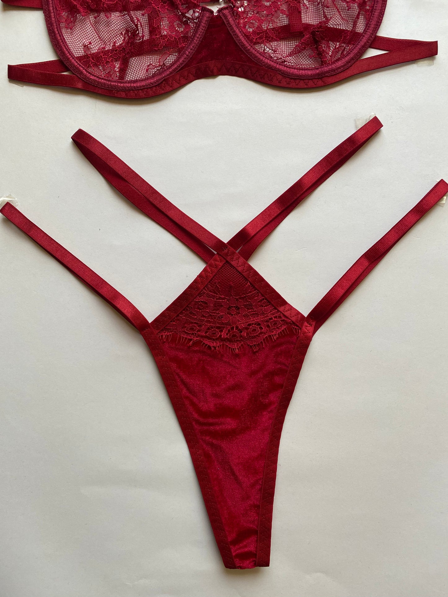 Coordinado de encaje con varilla y detalle de terciopelo