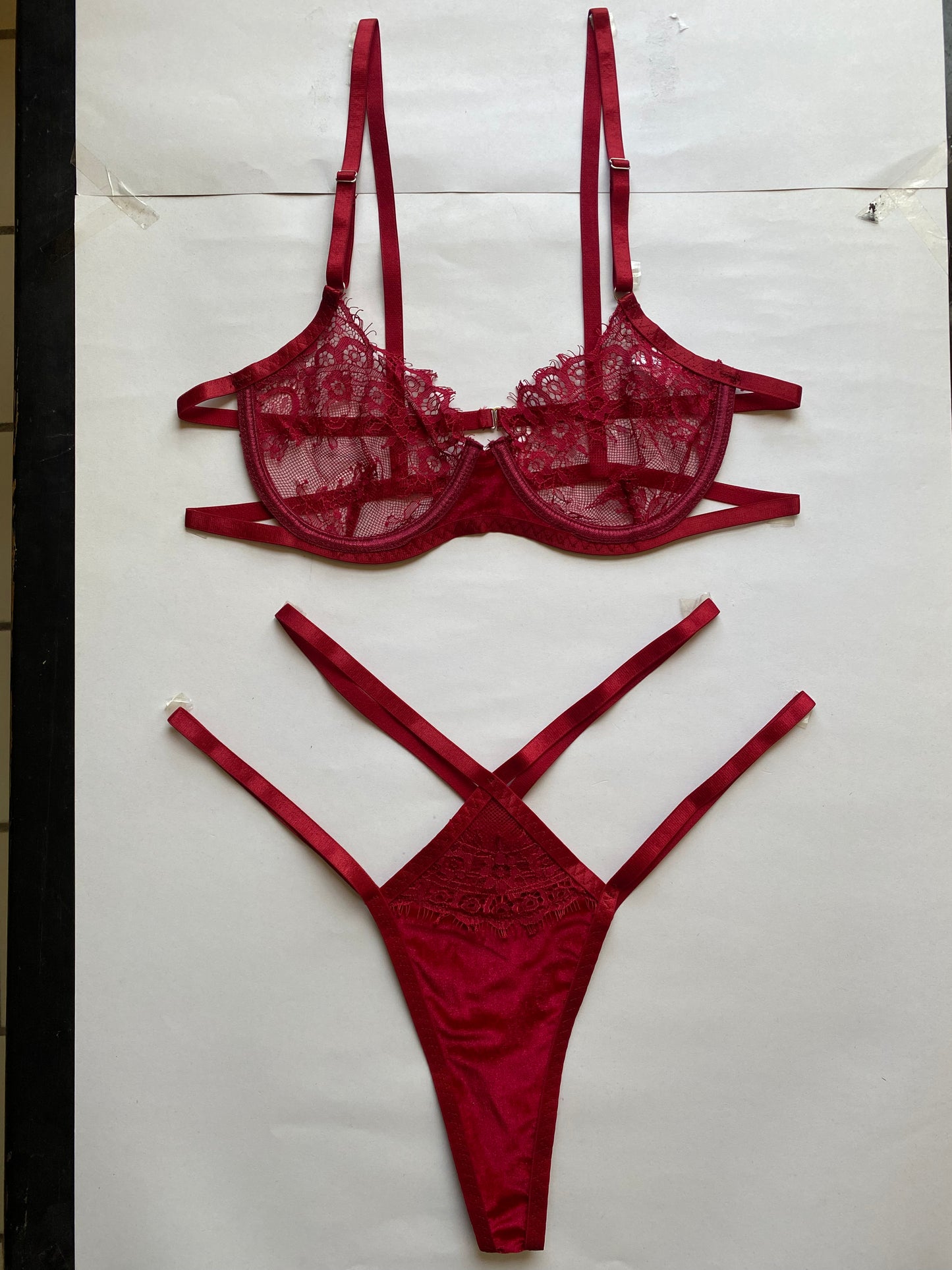 Coordinado de encaje con varilla y detalle de terciopelo