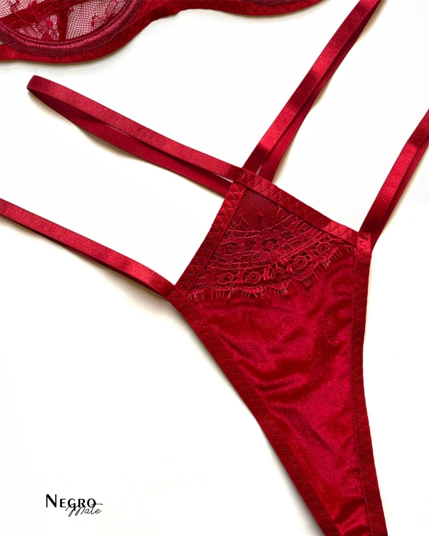 Coordinado de encaje con varilla y detalle de terciopelo